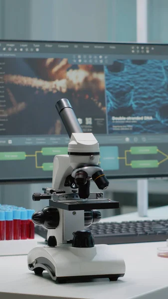 Microscope sur bureau de laboratoire avec équipement de recherche médicale — Photo