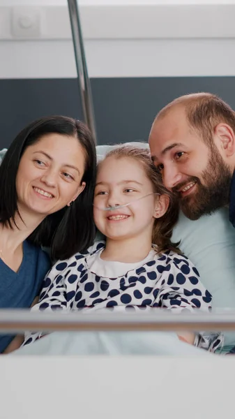 Positivitätsfamilie macht Selfie mit modernem Smartphone während Krankheitsberatung — Stockfoto