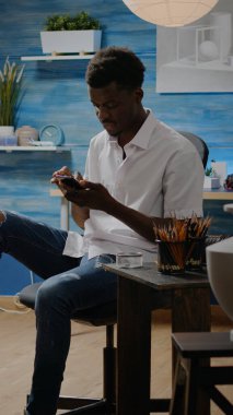 Zeki telefonlu siyahi genç sanatçı ilham arıyor