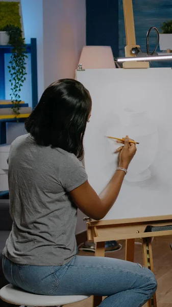 Jovem preto mulher desenho vaso no branco lona no arte estúdio — Fotografia de Stock