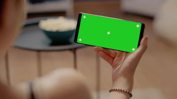 Primo piano dello smartphone orizzontale con schermo verde — Foto Stock