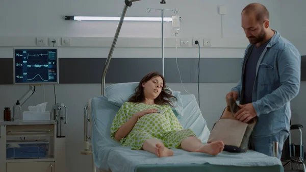 Έγκυος γυναίκα ξαπλωμένη στο κρεβάτι του νοσοκομείου περιμένοντας βοήθεια — Φωτογραφία Αρχείου