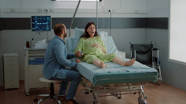 在医院病房进行分娩的孕妇筛查 — 图库照片