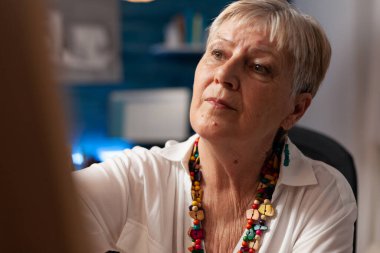 Sanat eserlerinde çizim yapan yaratıcı sanatçılara yakın çekim