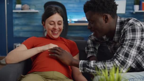 Marié couple interracial en attente de bébé et de la parentalité — Video