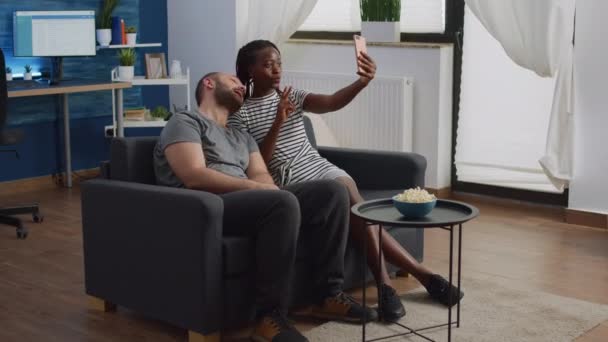 Joyful casal interracial tirar fotos no smartphone — Vídeo de Stock