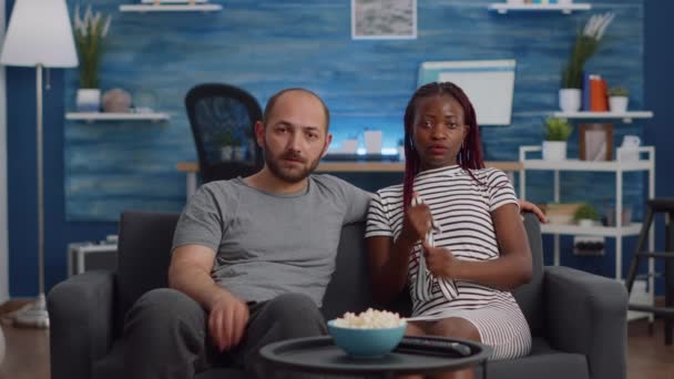 Pov de marié interracial couple regarder effrayant film — Video
