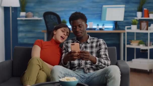 Joyful interraciale paar nemen selfies met smartphone — Stockvideo