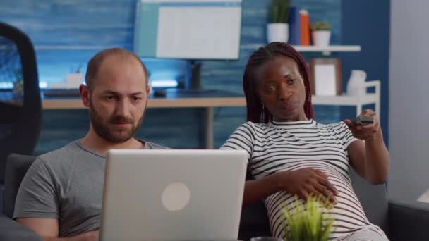 Jonge interraciale partners die zwanger zijn met behulp van technologie — Stockvideo