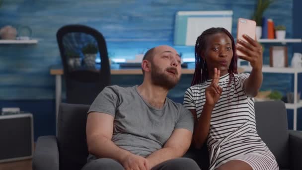Joyful interraciale paar nemen selfies samen thuis — Stockvideo
