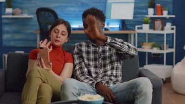 Kamerayla görüntülü konuşma yapan ırklar arası genç çift.