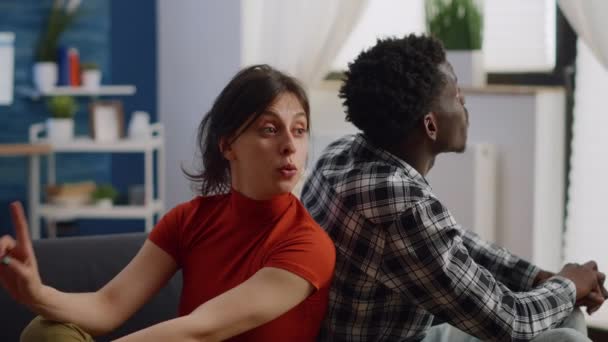 Irritada pareja interracial entrar en discusión en sofá — Vídeos de Stock