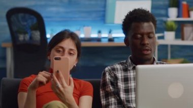 Kanepede teknoloji kullanan modern ırklar arası bir çift.