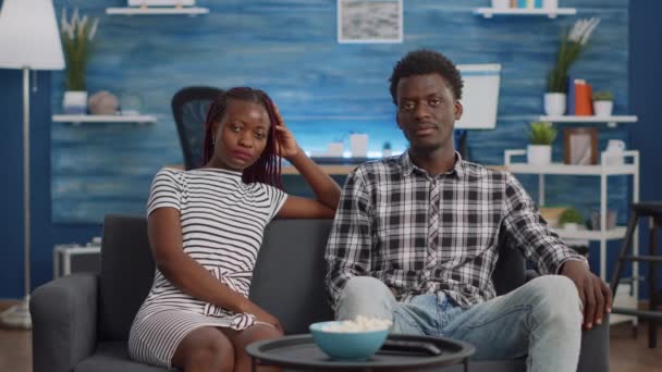 Couple afro-américain regarder un film d'horreur à la télévision — Video