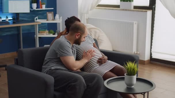 Multi etnische ouders praten over baby en ouderschap — Stockvideo