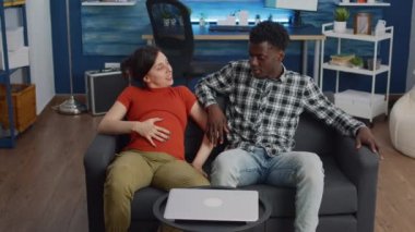 Bebekleri beklerken ırklar arası bağ kuruyorlar.