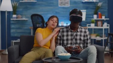 Irklar arası çiftin POV 'u eğlence için teknolojiyi kullanıyor.