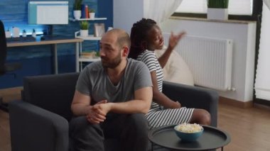 Tartışma ve evlilik sorunları olan ırklar arası bir çift.