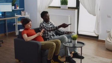 Teknoloji kullanan modern ırklar arası hamilelik.