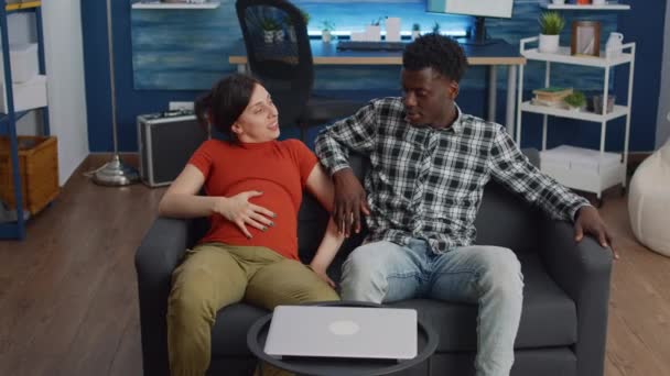 Interraciale paar bonding terwijl wachten voor baby — Stockvideo