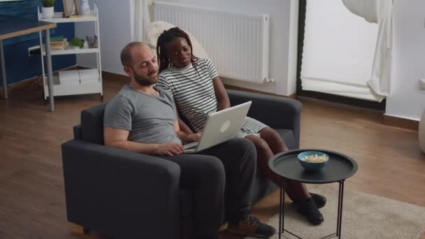 現代の異人種間のカップルがビデオ通話会議に手を振る — ストック動画