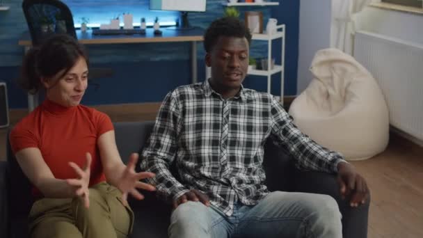 Boos interraciaal paar met relatie problemen vechten — Stockvideo