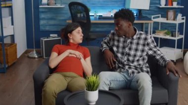 Çocuklar ve ebeveynlikten bahseden ırklar arası bir çift.