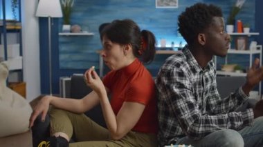 Evlilik sorunları olan ırklar arası bir çift oturma odasında bağırıyor.