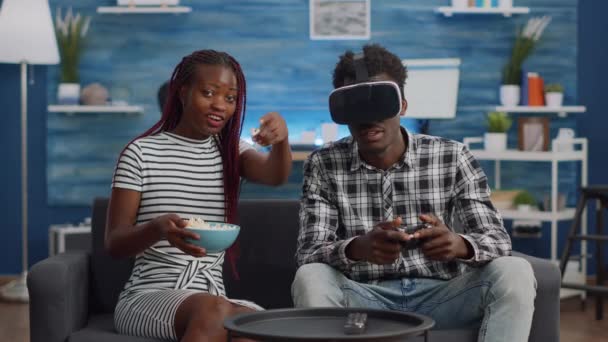 Černošky pár hrát virtuální hru s vr brýle doma — Stock video