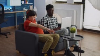 Irklar arası bir çift kanepeye bebek bekliyor.