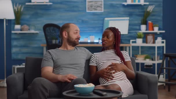 POV van interraciale familie op zoek naar camera zitten op de bank — Stockvideo