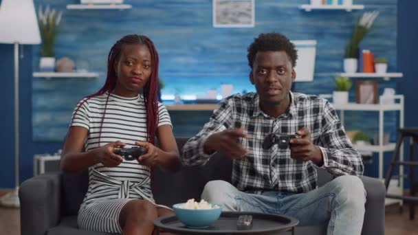 Afrikanska amerikaner spelar tv-spel med joysticks — Stockvideo