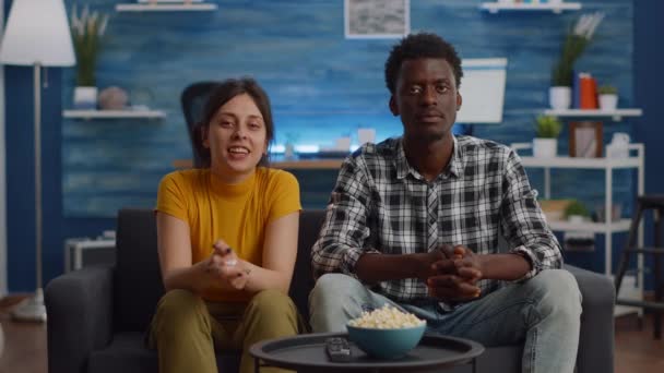 Interracial pareja saludando a cámara en video conferencia de llamadas — Vídeos de Stock