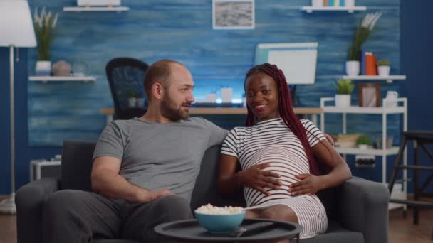 Embarazada interracial pareja usando video llamada conferencia — Vídeos de Stock