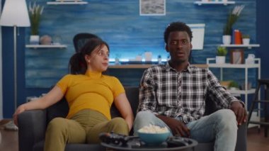 İnternetten çocuk konuşması bekleyen ırklar arası bir çift.