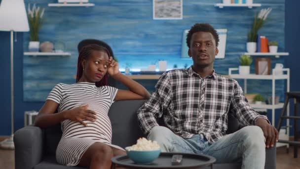 Pasangan Afrika Amerika mengharapkan anak dan menggunakan panggilan video — Stok Video