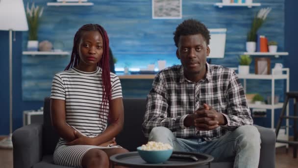 Africký americký pár mluví na videohovor konference — Stock video