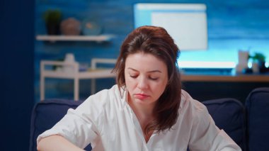 Fast food yemeğini çantasından çıkaran kadına yaklaş.