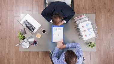 Yönetim istatistikleri şirket stratejisini analiz eden işadamlarının en üst düzey görüşü