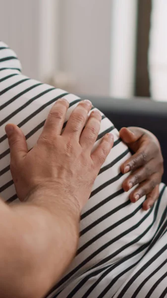 Bebek çarpması olan Afrikalı Amerikalı bir kadına yaklaş. — Stok fotoğraf