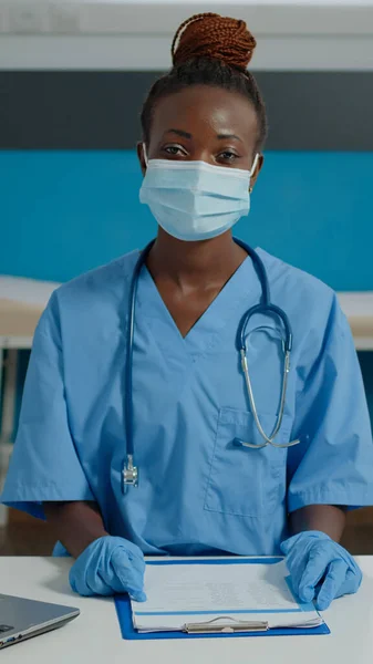 Ritratto di infermiera medica che guarda la macchina fotografica con maschera facciale — Foto Stock