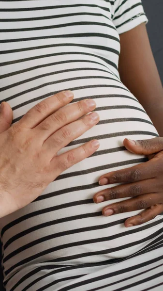 Close up de colisão de bebê de mãe negra grávida — Fotografia de Stock