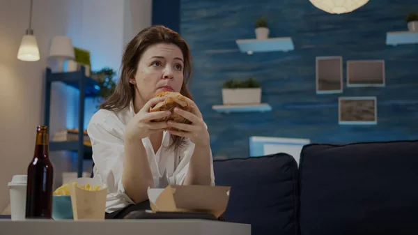 Adulto con pedido para llevar de comida rápida viendo la televisión — Foto de Stock