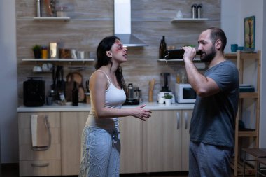 Alkol bağımlılığı ve saldırganlık yüzünden kavga eden çift
