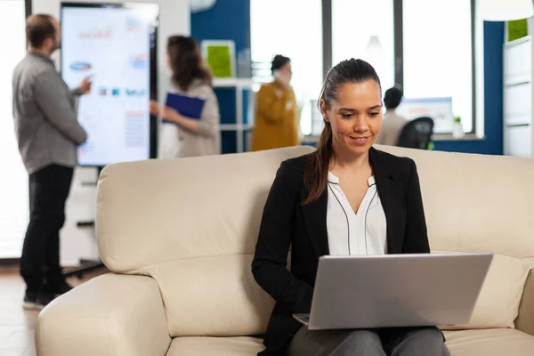 Enthusiastischer Manager liest Bericht, tippt auf Laptop — Stockfoto