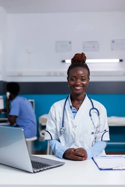 Porträtt av afrikansk etnicitet läkare tittar på kameran — Stockfoto