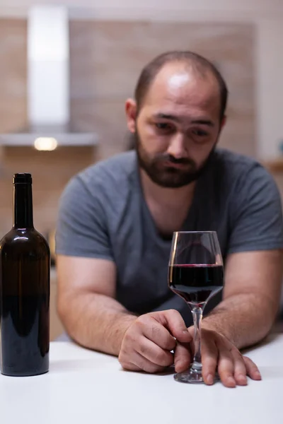 Close-up de vidro com vinho para homem solitário na cozinha — Fotografia de Stock