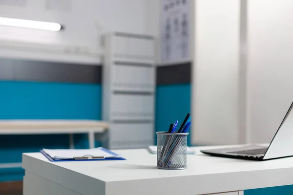 Detailní záběr na bílý stůl v prázdné ordinaci na klinice — Stock fotografie