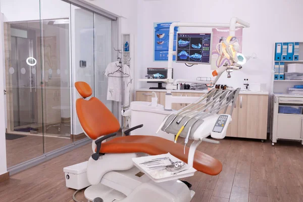 Studio di stomatologia odontoiatrica vuoto con nessuno dentro — Foto Stock