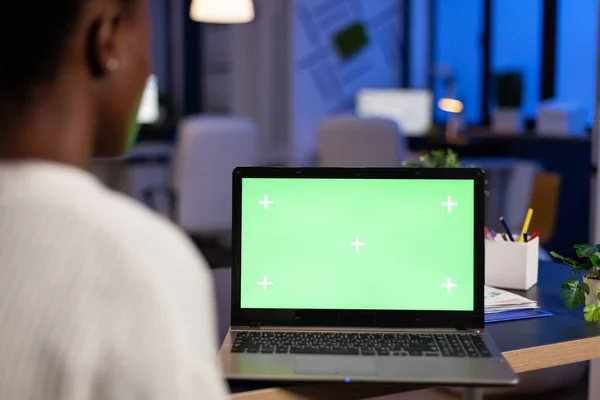 Zmęczony afrykański bizneswoman amerykański patrząc na makiety zielony ekran chroma klucz laptop — Zdjęcie stockowe